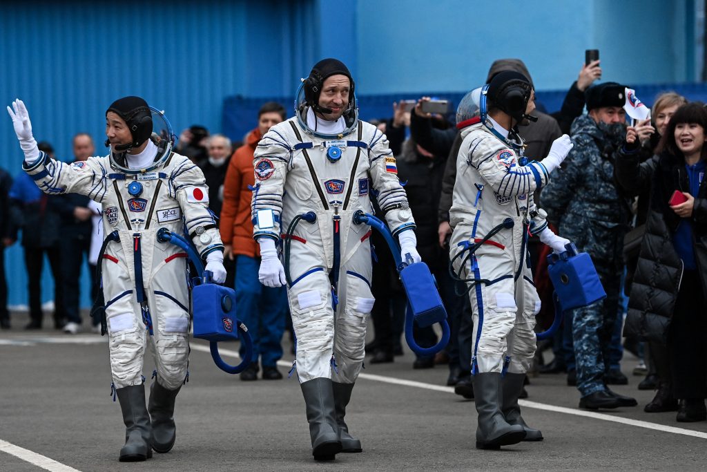 La vueltica espacial de un millonario japonés 10 La vueltica espacial de un millonario japonés Una vista espectacular de la Tierra es algo que solo un puñado de personas en el mundo puede darse y el lujo más extravagante que se están dando los millonarios del planeta.