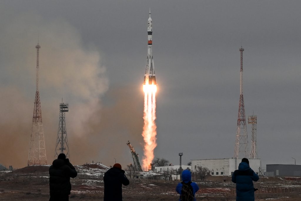 La vueltica espacial de un millonario japonés 3 La vueltica espacial de un millonario japonés Una vista espectacular de la Tierra es algo que solo un puñado de personas en el mundo puede darse y el lujo más extravagante que se están dando los millonarios del planeta.