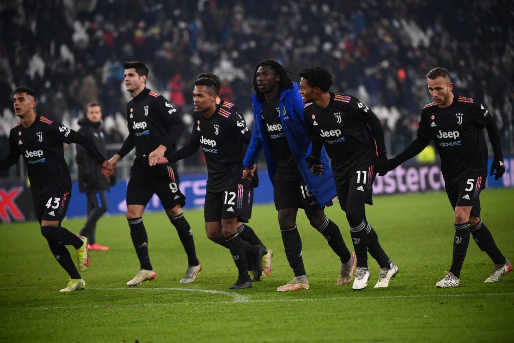 Atalanta jugará mañana contra el Villarreal El duelo decisivo que iba a disputar&nbsp;Atalanta (donde militan los colombianos Luis Muriel y Duván Zapata) contra el Villarreal de España, por el pase a octavos de la Liga de Campeones, correspondiente a la última jornada de la fase de grupos, fue aplazado para mañana (jueves, a las 1:00 p.m.) debido a las fuerte nevada que cayó sobre Bérgamo (Italia).