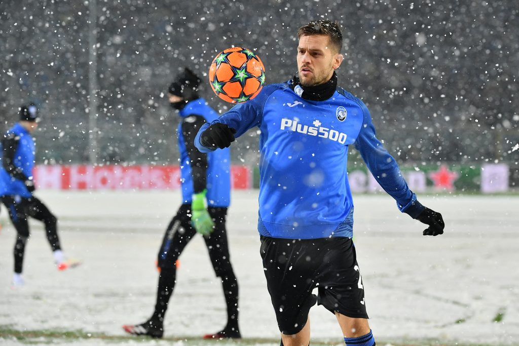 Atalanta jugará mañana contra el Villarreal El duelo decisivo que iba a disputar&nbsp;Atalanta (donde militan los colombianos Luis Muriel y Duván Zapata) contra el Villarreal de España, por el pase a octavos de la Liga de Campeones, correspondiente a la última jornada de la fase de grupos, fue aplazado para mañana (jueves, a las 1:00 p.m.) debido a las fuerte nevada que cayó sobre Bérgamo (Italia).