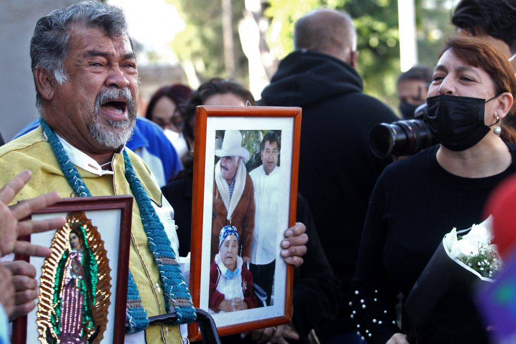 Avanza el ritual del último adiós para el gran Vicente Fernández 3 Avanza el ritual del último adiós para el gran Vicente Fernández Después del homenaje que se le realizó a Vicente Fernández en el arena VFG, con cerca de 7.000 personas, la familia del artista se prepara para darle el último adiós en un funeral que se celebrará este lunes de manera privada en Guadalajara.
