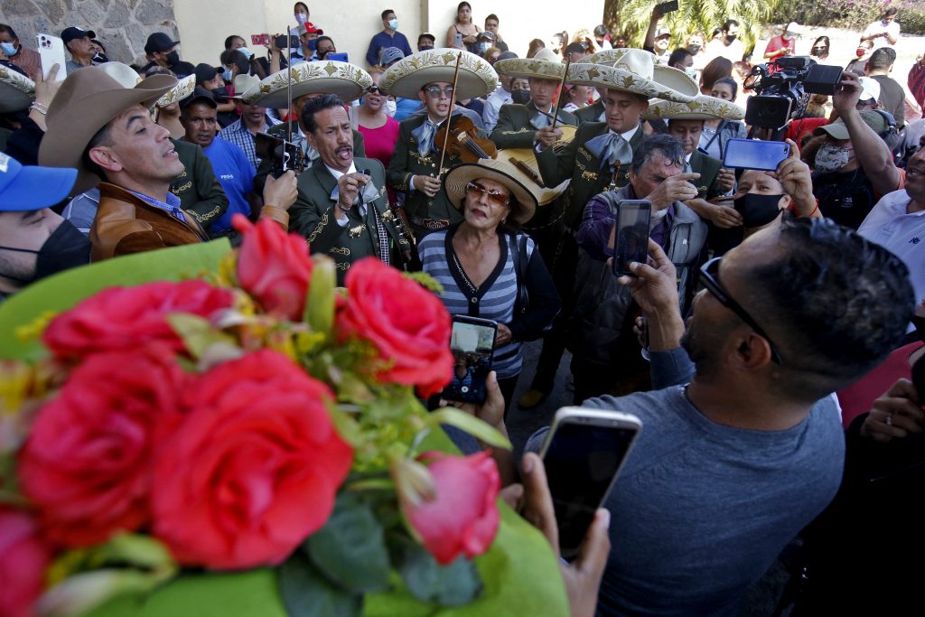Avanza el ritual del último adiós para el gran Vicente Fernández 2 Avanza el ritual del último adiós para el gran Vicente Fernández Después del homenaje que se le realizó a Vicente Fernández en el arena VFG, con cerca de 7.000 personas, la familia del artista se prepara para darle el último adiós en un funeral que se celebrará este lunes de manera privada en Guadalajara.