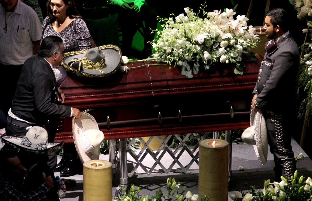 'Chente' será enterrado en un mausoleo en su rancho 'Los tres potrillos' Los homenajes en memoria del fallecido artista de la música ranchera Vicente Fernández siguen en diferentes latitudes, especialmente en México, donde sus compatriotas se unen en diferentes ciudades para rendirle tributo a su enorme legado musical, luego de que este domingo partiera del mundo a sus 81 años.
