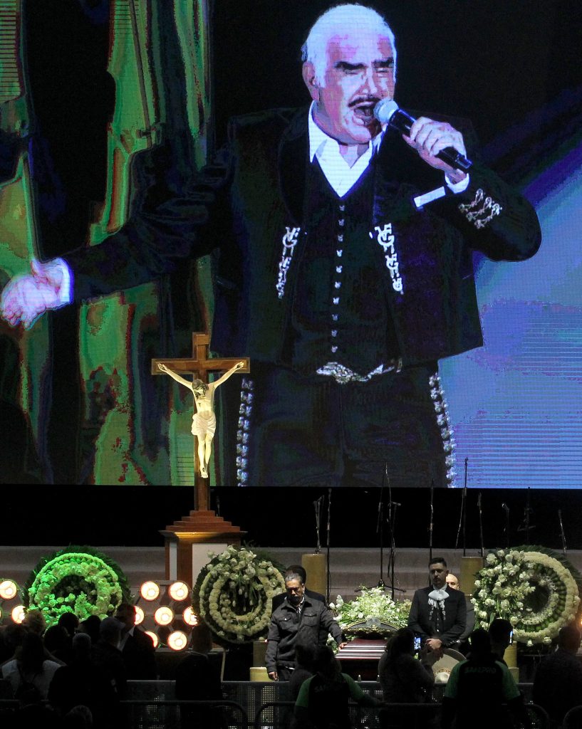 'Chente' será enterrado en un mausoleo en su rancho 'Los tres potrillos' Los homenajes en memoria del fallecido artista de la música ranchera Vicente Fernández siguen en diferentes latitudes, especialmente en México, donde sus compatriotas se unen en diferentes ciudades para rendirle tributo a su enorme legado musical, luego de que este domingo partiera del mundo a sus 81 años.