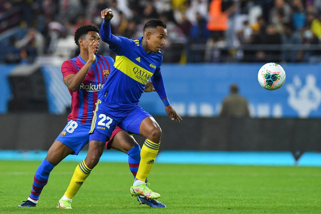 Boca con Fabra, Campuzano, Cardona y Villa, derrotó al Barcelona Boca Juniors ganó la&nbsp;Maradona&nbsp;Cup al derrotar en penaltis por 4-2 al Barcelona en un partido amistoso jugado este martes en el estadio Mirssol, en Riad (Arabia Saudita), donde estuvo en juego el trofeo en homenaje al astro del fútbol argentino&nbsp;Diego Armando Maradona, fallecido en noviembre de 2020.