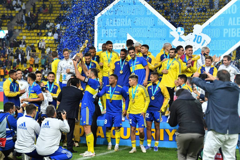 Boca con Fabra, Campuzano, Cardona y Villa, derrotó al Barcelona Boca Juniors ganó la&nbsp;Maradona&nbsp;Cup al derrotar en penaltis por 4-2 al Barcelona en un partido amistoso jugado este martes en el estadio Mirssol, en Riad (Arabia Saudita), donde estuvo en juego el trofeo en homenaje al astro del fútbol argentino&nbsp;Diego Armando Maradona, fallecido en noviembre de 2020.