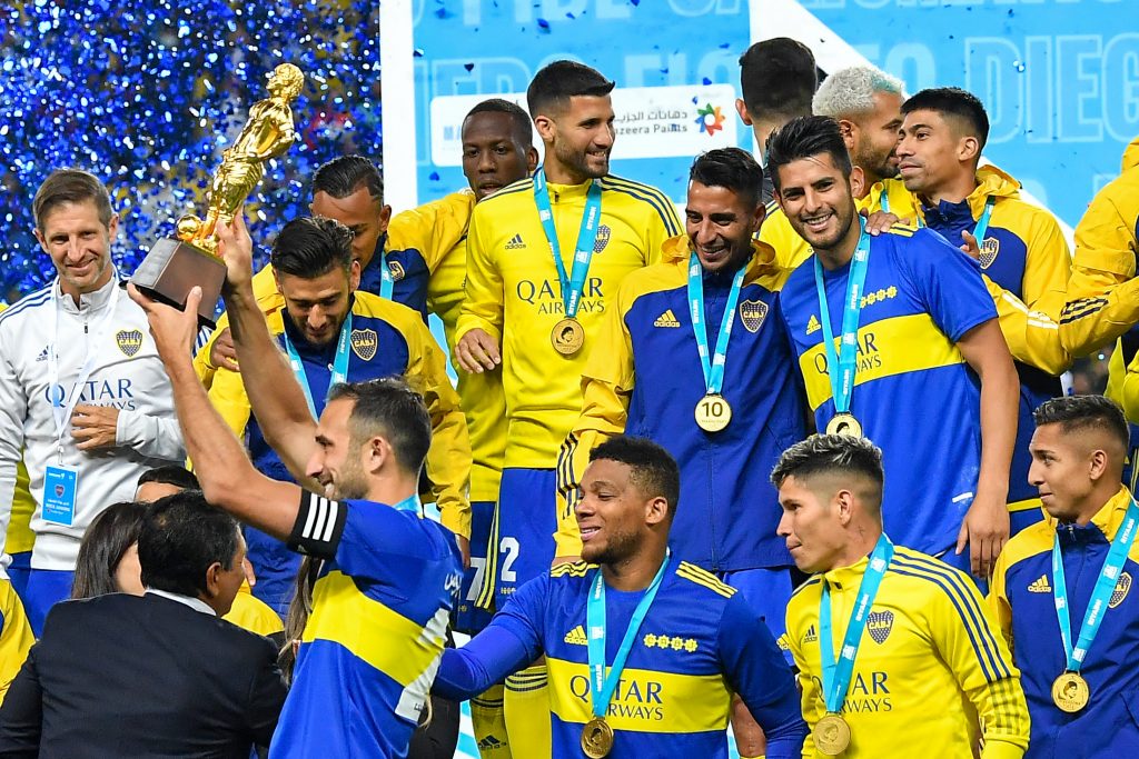 Boca con Fabra, Campuzano, Cardona y Villa, derrotó al Barcelona Boca Juniors ganó la&nbsp;Maradona&nbsp;Cup al derrotar en penaltis por 4-2 al Barcelona en un partido amistoso jugado este martes en el estadio Mirssol, en Riad (Arabia Saudita), donde estuvo en juego el trofeo en homenaje al astro del fútbol argentino&nbsp;Diego Armando Maradona, fallecido en noviembre de 2020.