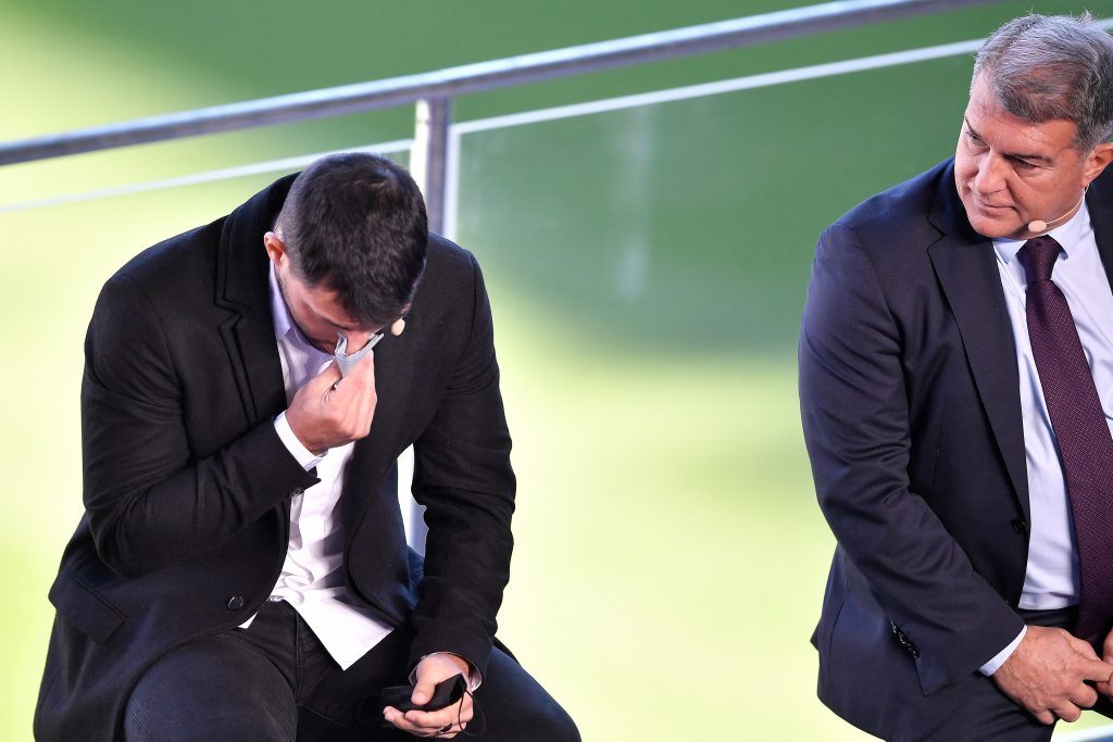 Por problemas cardiacos, 'El Kun' Agüero le dijo adiós al fútbol Tras casi dos décadas sobre las canchas, el corazón de&nbsp;Sergio 'Kun' Agüero&nbsp;lo obligó a frenar y el delantero del Barcelona se ha visto obligado a colgar los guayos este miércoles por sus problemas cardíacos.