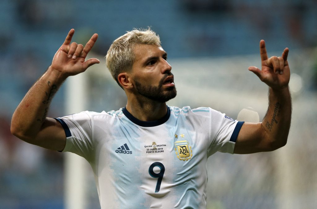 Por problemas cardiacos, 'El Kun' Agüero le dijo adiós al fútbol Tras casi dos décadas sobre las canchas, el corazón de&nbsp;Sergio 'Kun' Agüero&nbsp;lo obligó a frenar y el delantero del Barcelona se ha visto obligado a colgar los guayos este miércoles por sus problemas cardíacos.