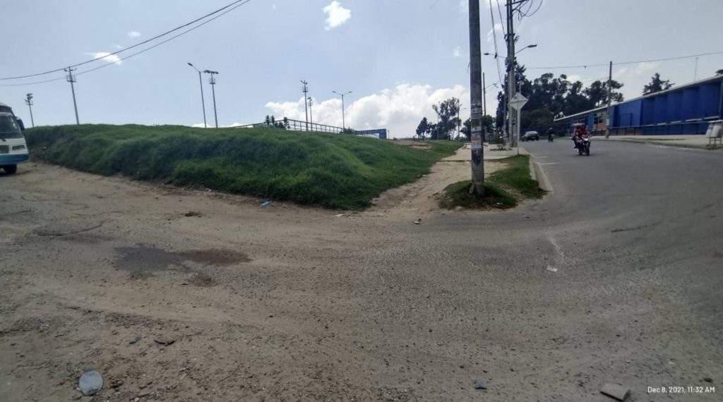 Desde bicitaxi balearon a mujer transgénero en el barrio Britalia 2 Desde bicitaxi balearon a mujer transgénero en el barrio Britalia Una llamada a las centrales de Policía de Kennedy alertó la noche de este martes sobre la presencia de un cadáver en una esquina destapada junto al Colegio Jaime Garzón. Justo al frente de la institución los uniformados del CAI mas cercano encontraron a una mujer transgénero con tres disparos en el cuerpo y un lago de sangre que tiñó el color terroso de la vía.