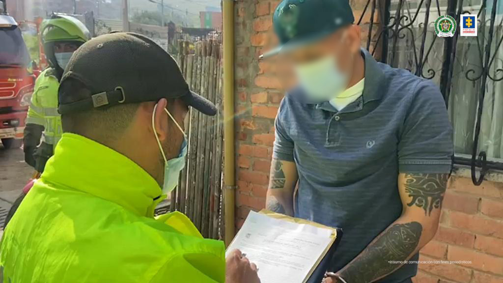 Cuatro personas capturadas por presuntamente pertenecer a red criminal En las últimas horas la Fiscalía General de la Nación informó que en Bogotá se realizó la captura de cuatro presuntos articuladores de una red ilegal señalada de desviar armas, municiones y otros elementos a las disidencias de las Farc en el oriente del país.