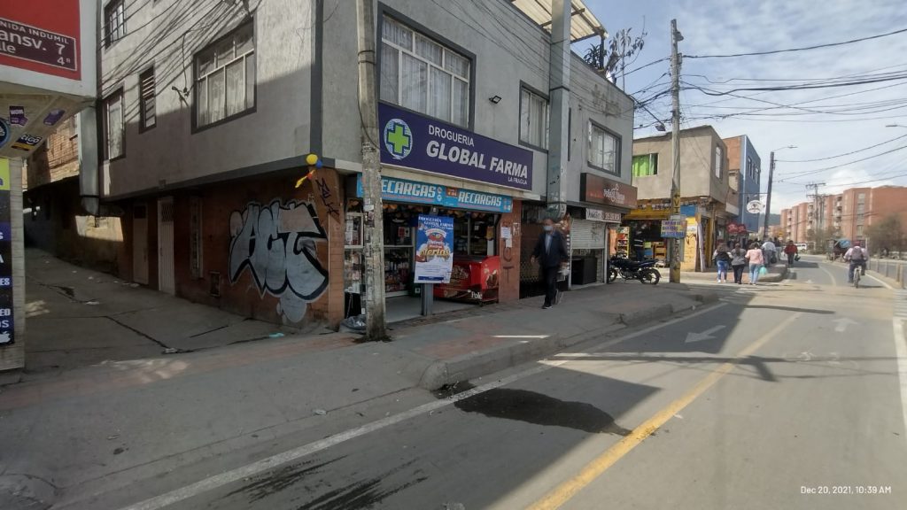 En la esquina de la droguería le dieron letal disparo en la cabeza 1 En la esquina de la droguería le dieron letal disparo en la cabeza Un reguero de arena esparcido sobre la sangre del señor que asesinaron la noche de este domingo frente a una droguería del barrio La Fragua, en la Comuna II de Soacha, con el fin de borrar los rastros del asesinato que sembró el temor en la concurrida cuadra comercial, fue lo que observaron los moradores en la mañana de ayer.