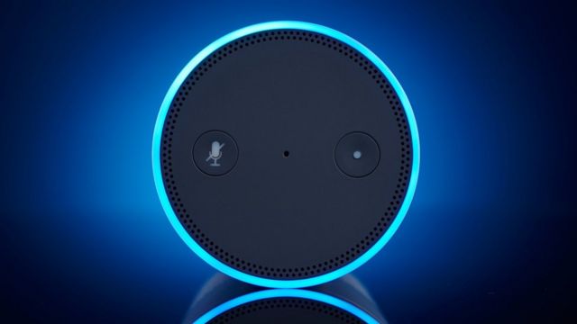 El altavoz inteligente Alexa sugirió un reto peligroso a una niña de 10 años En Estados Unidos una niña le preguntó al altavoz inteligente Alexa un desafío para realizar, y esta le indicó que había encontrado uno “interesante en la web", y le dijo: "enchufa un cargador de teléfono hasta la mitad en un tomacorriente de pared, luego toca con un centavo las clavijas expuestas".