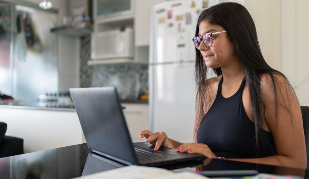 Buscan a jóvenes entre 18 y 28 años para darles camello 1 Buscan a jóvenes entre 18 y 28 años para darles camello Ojalá siempre hubieran existido capacitaciones que lo preparen para la vida laboral, pues este tema siempre da como sustico. Afortunadamente hay empresas que se ponen la 10 por el otro.