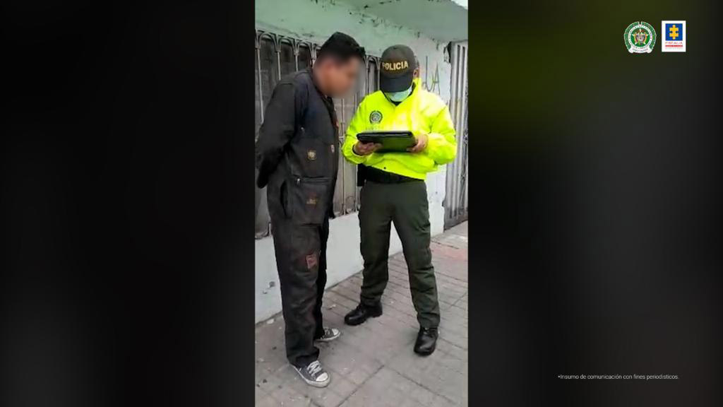Cuatro personas capturadas por presuntamente pertenecer a red criminal En las últimas horas la Fiscalía General de la Nación informó que en Bogotá se realizó la captura de cuatro presuntos articuladores de una red ilegal señalada de desviar armas, municiones y otros elementos a las disidencias de las Farc en el oriente del país.