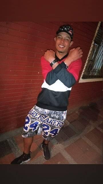 Asesinan a Alejandro en puente peatonal en un hurto Alejandro Miguel Jiménez Campo no alcanzó a llegar al lavadero de vehículos en el que trabajaba y se ganaba la vida para sostener su hogar, como tampoco volvió a las 7 de la noche a su casa a reunirse ayer con su familia y a prender las velitas. Su vida se esfumó en un abrir y cerrar de ojos mientras transitaba por un puente peatonal.