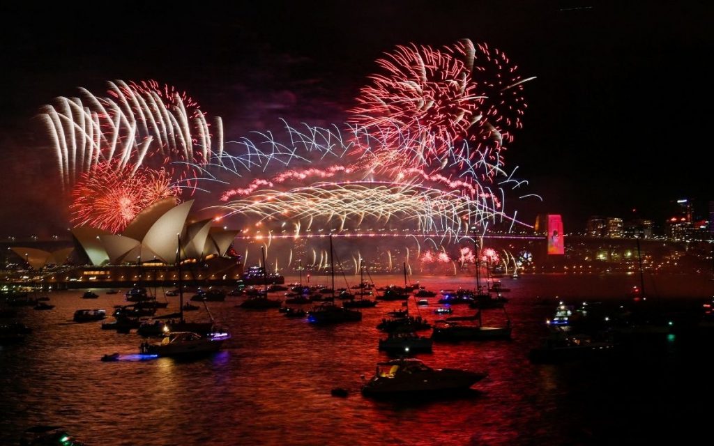 Así van las celebraciones de fin de año en el mundo 1 Así van las celebraciones de fin de año en el mundo A pocas horas de que acabe el año en Colombia, al rededor del otro hemisferio del mundo ya es 2022. Algunos países como Australia, Nueva Zelanda, Rusia y China, ya recibieron el 2022 con juegos pirotécnicos y medidas de aislamiento.