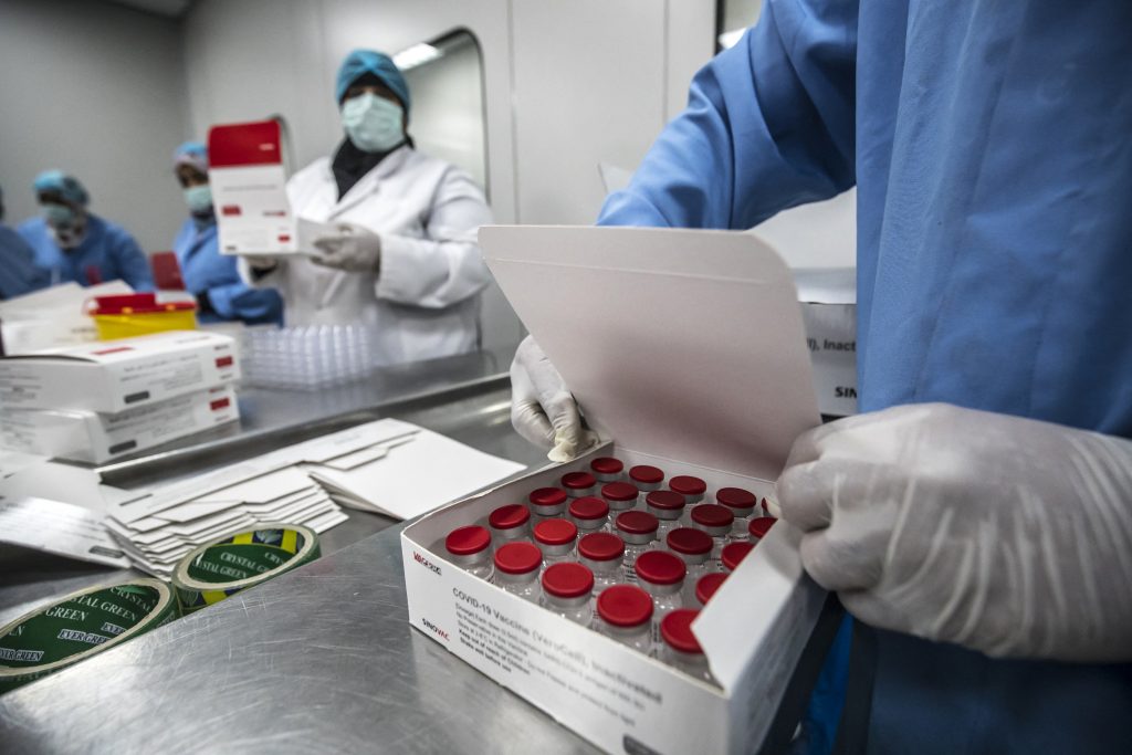 Llegaron 2.1 millones de dosis Sinovac para niños de 3 a 11 años Este lunes en Colombia aterrizaron 2.100.000 nuevas dosis de vacunas de la casa farmacéutica Sinovac, las cuales están destinadas a población de 3 a 11 años.