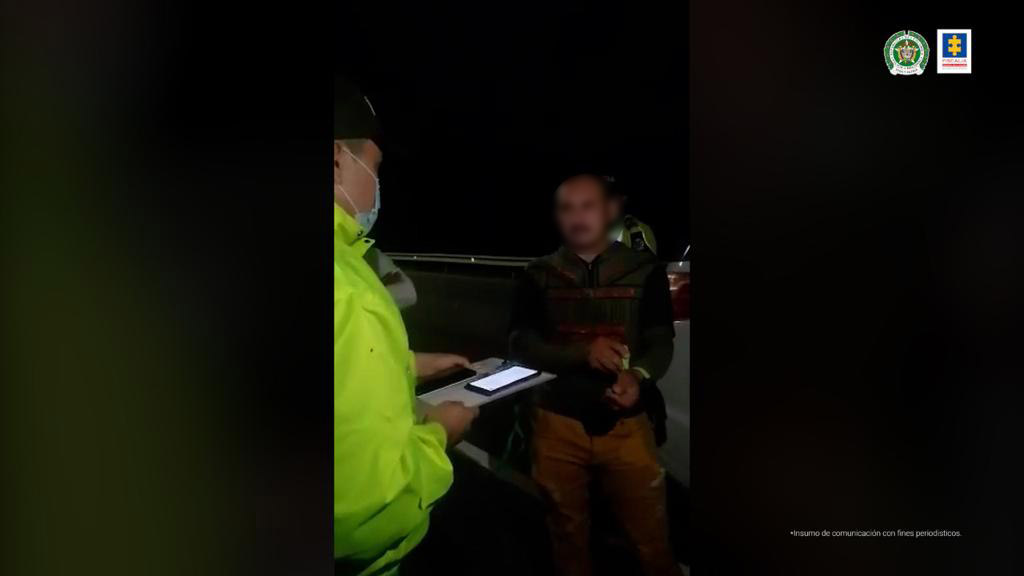 Cuatro personas capturadas por presuntamente pertenecer a red criminal En las últimas horas la Fiscalía General de la Nación informó que en Bogotá se realizó la captura de cuatro presuntos articuladores de una red ilegal señalada de desviar armas, municiones y otros elementos a las disidencias de las Farc en el oriente del país.
