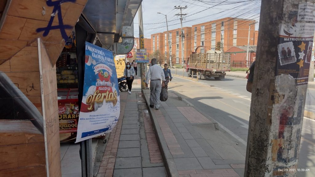 En la esquina de la droguería le dieron letal disparo en la cabeza 2 En la esquina de la droguería le dieron letal disparo en la cabeza Un reguero de arena esparcido sobre la sangre del señor que asesinaron la noche de este domingo frente a una droguería del barrio La Fragua, en la Comuna II de Soacha, con el fin de borrar los rastros del asesinato que sembró el temor en la concurrida cuadra comercial, fue lo que observaron los moradores en la mañana de ayer.