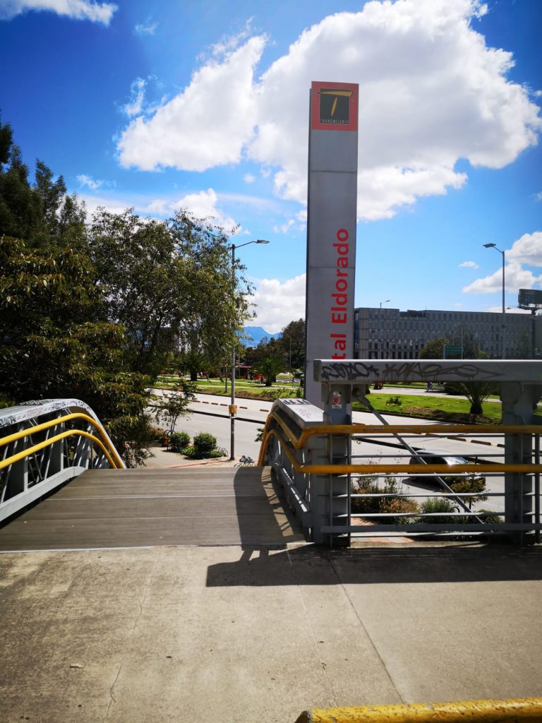 Asesinan a Alejandro en puente peatonal en un hurto Alejandro Miguel Jiménez Campo no alcanzó a llegar al lavadero de vehículos en el que trabajaba y se ganaba la vida para sostener su hogar, como tampoco volvió a las 7 de la noche a su casa a reunirse ayer con su familia y a prender las velitas. Su vida se esfumó en un abrir y cerrar de ojos mientras transitaba por un puente peatonal.