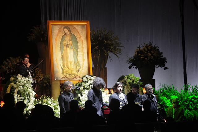 Avanza el ritual del último adiós para el gran Vicente Fernández 5 Avanza el ritual del último adiós para el gran Vicente Fernández Después del homenaje que se le realizó a Vicente Fernández en el arena VFG, con cerca de 7.000 personas, la familia del artista se prepara para darle el último adiós en un funeral que se celebrará este lunes de manera privada en Guadalajara.