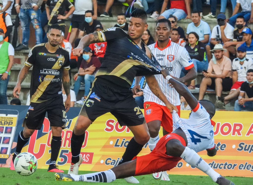 Llaneros F. C. denuncia que sus jugadores fueron amenazados El revuelo mundial que se generó por el polémico partido entre Llaneros F. C. y el Unión Magdalena, que terminó con el ascenso de este último, aún sigue teniendo repercusiones; ahora el equipo de Villavicencio acusa haber sufrido amenazas de muerte.