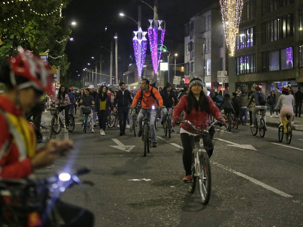 Aproveche esta noche los 97 km de la Ciclovía Nocturna Como parte de las actividades recreativas programadas por la Alcaldía de Bogotá para diciembre, hoy se celebrará una nueva jornada de la Ciclovía Nocturna, que va desde las 6 p. m. y finaliza a la medianoche.