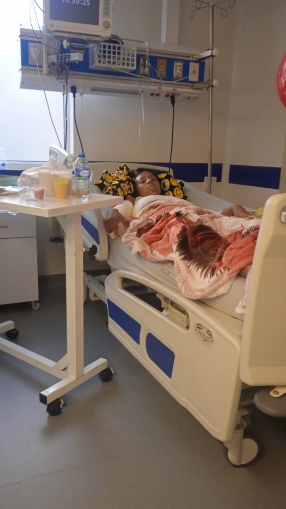 Ya son 68 días en el hospital por salvaje agresión de su ex Sesenta y ocho días en el Hospital Simón Bolívar ha pasado la joven de 21 años, Laura Vanessa Rincón Álvarez, en un suplicio que está lejos de terminar. Desde la madrugada del 9 de octubre, la muchacha ha visto sus sueños truncados por las agresiones de las que fue víctima cuando su entonces pareja sentimental le regó tínner a ella y su perrito, y luego les prendió fuego. La mascota murió días después.