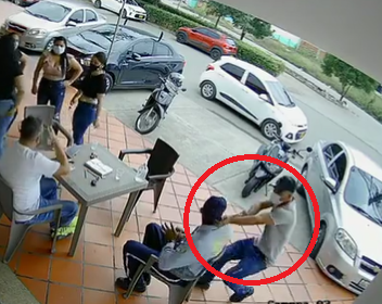 EN VIDEO: Asesinan a vigilante en su primer día de trabajo Miguel Ángel García Naranjo, de 22 años de edad, murió en su primer día de trabajo como vigilante. El hombre habría evitado que le robaran su arma de dotación y se enfrascó en un tiroteo con el ladrón.
