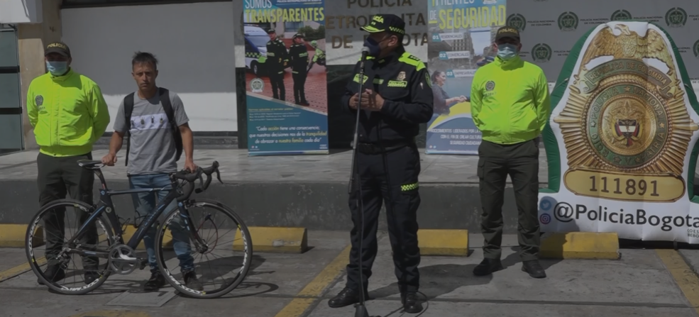 Alexánder Obando recuperó su bicicleta 1 Alexánder Obando recuperó su bicicleta La policía informó que tras la denuncia del deportista Alexánder Obando el día 28 de diciembre al ser víctima de hurto cuando se disponía a entrenar, en el sector de Teusaquillo, se inició una investigación criminal y se logró identificar que la bicicleta había estaba para la comercialización en la localidad de Santa Fe. La presión de las autoridades permitió que la bicicleta fuera abandonada y posteriormente entregada al deportista en las últimas horas.