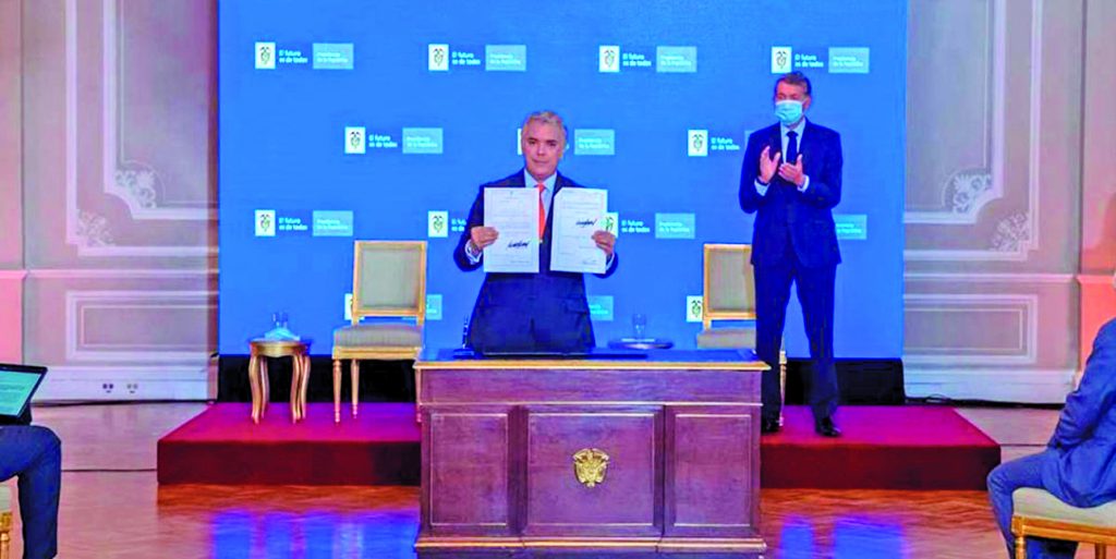 Aumentos del 2022 pueden ser menos dolorosos 1 Aumentos del 2022 pueden ser menos dolorosos Luego de que el presidente Iván Duque firmó el decreto que deja en firme el aumento del salario mínimo a un millón de pesos, el ministro de Trabajo, Ángel Custodio Cabrera, señaló que se está trabajando en una forma de hacer que este dinero represente un beneficio para los colombianos.