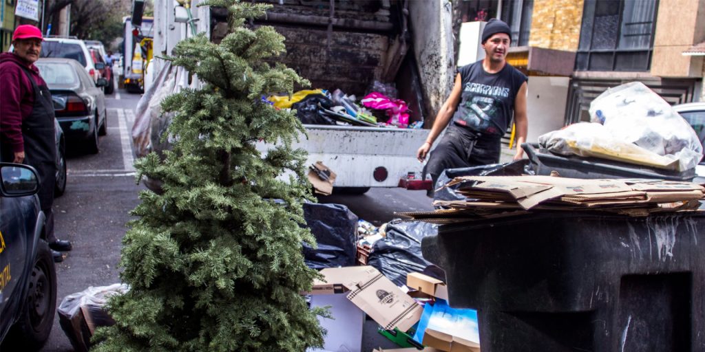 Los 9 consejos ambientales para Navidad 1 Los 9 consejos ambientales para Navidad El derroche, en muchos sentidos, es una de las características que envuelve la temporada decembrina, pero ojo, que sus costumbres no terminen pasándole cuenta de cobro a la naturaleza y nuestro entorno.