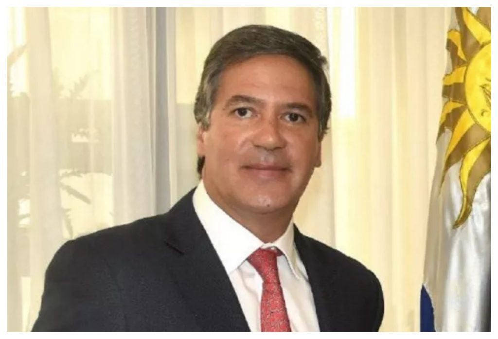 Le imputan ocultamiento de pruebas a exembajador Sanclemente Fernando Augusto Sanclemente Alzate, el cuestionado exembajador de Colombia en Uruguay, a quien en febrero de 2020 le hallaron en su propiedad un cristalizadero de cocaína, acaba de ser imputado por la Fiscalía General.