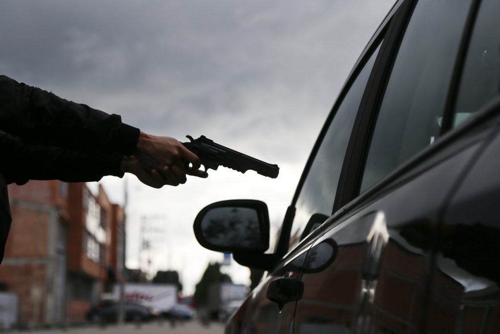 Se registraron dos homicidios en Soacha el día Sábado 2 Se registraron dos homicidios en Soacha el día Sábado En un lapso de 40 minutos, la noche de este sábado, se presentarondos asesinatos a bala en el vecino municipio de Soacha. Las horas de la noche, desde las 11 a las 11:40, fueron el escenario perfecto para que maleantes hicieran de las suyas en dos barrios soachunos distintos.Mientras uno fue llevado a cabo en las inmediaciones de una bomba de servicio del barrio León XIII, otro sucedió en una vía del sector del Chicó.
