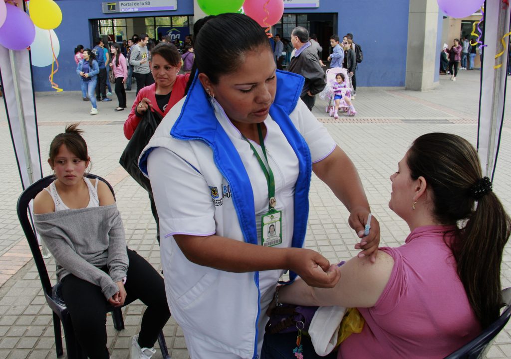 La meta es alcanzar 90% de esquemas completos contra COVID-19 Con el fin de aumentar la velocidad en el ritmo de vacunación contra el COVID-19 en Bogotá, la Alcaldía Mayor, por medio de la Secretaría de Salud, implementó el plan 'Reto 90', el cual busca alcanzar el 90% de esquemas completos.