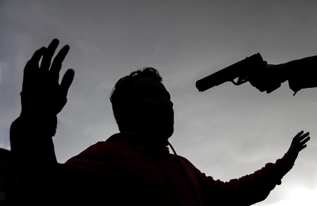 Nuevo caso de sicariato en la Favorita 2 Nuevo caso de sicariato en la Favorita Un nuevo hecho de sicariato se registró en la tarde del lunes en el barrio La Favorita (Los Mártires), cuando dos hombres, de aproximadamente 28 y 26 años, fueron sorprendidos por un sujeto a bordo de una motocicleta, que les disparó causándoles la muerte.