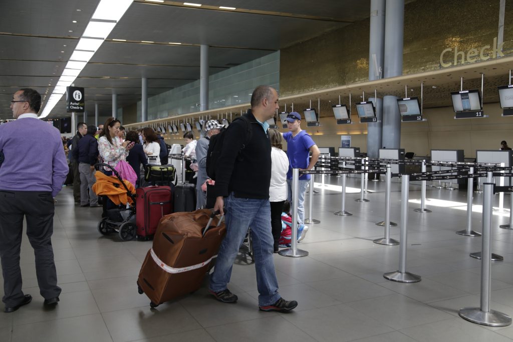 Se exigirá esquema completo de vacunación para entrar al país El presidente Iván Duque anunció en las últimas horas que a partir del 14 de diciembre los viajeros mayores de 18 años que ingresen al país deberán certificar que completaron su esquema de vacunación.&nbsp;