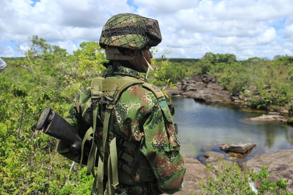 21 integrantes del Ejército aceptan el asesinato de 247 civiles Veintiún militares, incluido un general, admitieron su responsabilidad en la ejecución de cientos de civiles que presentaron como caídos en combate, según dio a conocer el tribunal de paz este viernes.