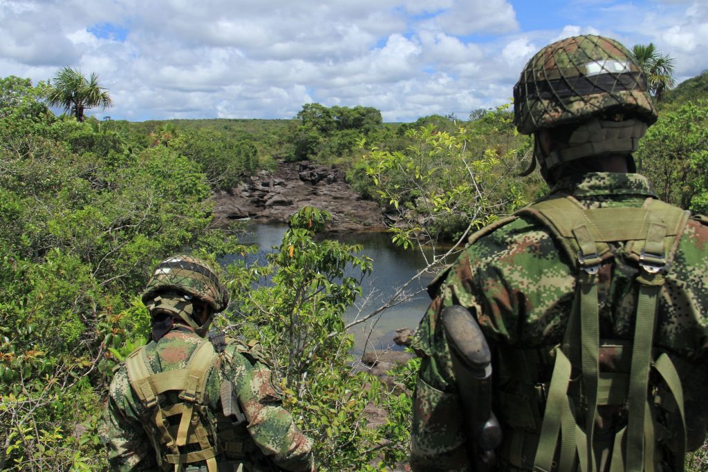 Comunidades negras, raizales, afros y palenqueras, sin servicio militar Integrantes de las comunidades negras, afrodescendientes, raizales y palenqueras quedaron excluidas de prestar el servicio militar, así lo dio a conocer la Corte Constitucional en las últimas horas, esto tras evaluar una demanda.