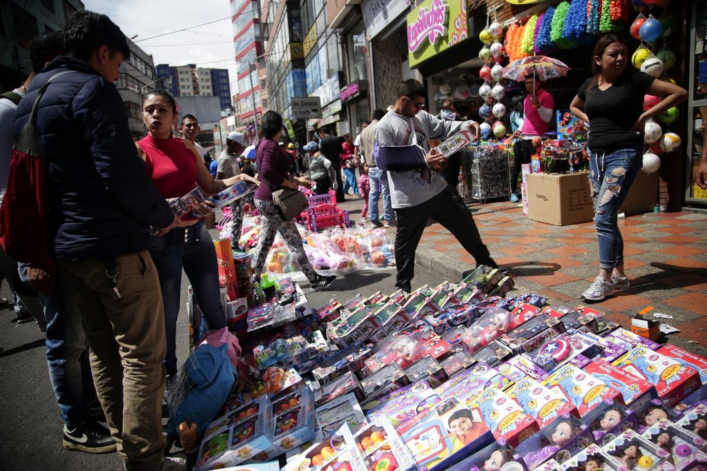 Recomendaciones de seguridad y tips para sus compras de Navidad Se aproxima la Nochebuena y, como es tradición en Colombia, las personas compran por estos días sus regalos para entregarlos este 25 de diciembre a sus familiares o amigos. Pero, como es de esperarse, después del pago de la prima es normal que se formen trancones y los ladrones estén al acecho buscando a su próxima víctima.