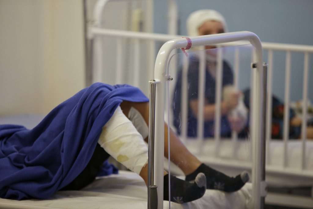 Lo que debe hacer y lo que no en caso de sufrir una quemadura 1 Lo que debe hacer y lo que no en caso de sufrir una quemadura La quemadura de un miembro de la familia en esta época de fin de año puede dejar secuelas irreversibles, condenar a un niño a tener limitaciones físicas por el resto de su vida y causar traumatismos psicológicos severos.