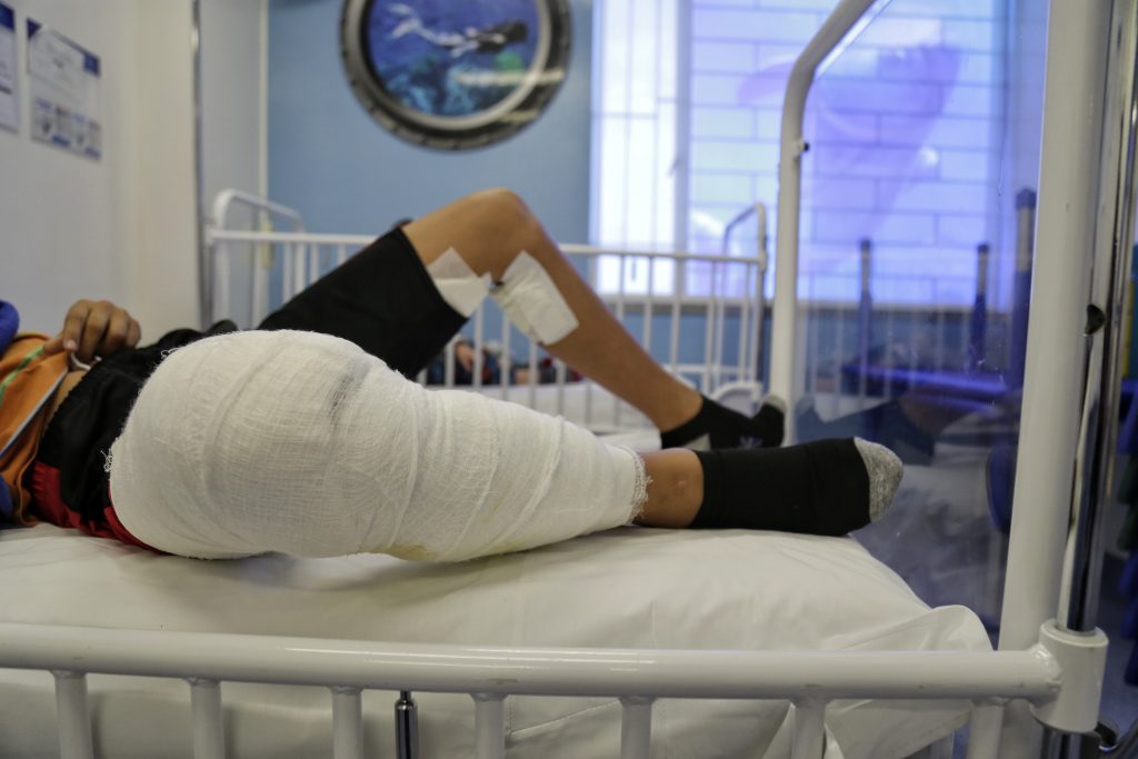 45 adultos y 22 menores han resultado quemados en Bogotá Un total de 67 casos de personas lesionadas con pólvora se registran hasta la fecha en Bogotá, registrando un incremento de 71% respecto al mismo periodo de 2020, con corte al 30 de diciembre, según datos de la Secretaría Distrital de Salud.