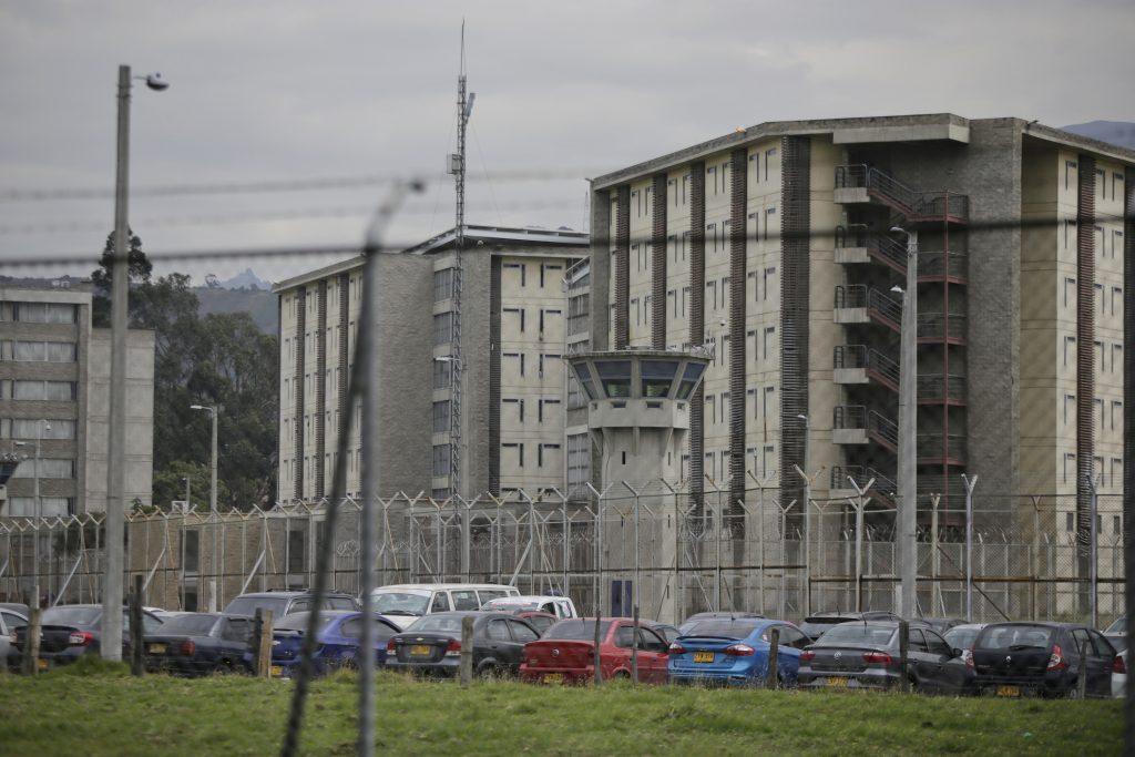 Se fugaron dos presos de la cárcel La Picota Este jueves la fuga de dos presos sorprendió en Bogotá, pues los hechos, según lo confirmó el Instituto Nacional Penitenciario y Carcelario (Inpec), ocurrieron en la madrugada en la cárcel La Picota.