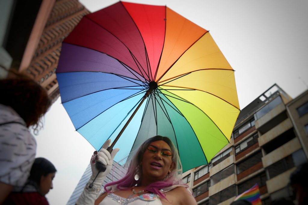 Alarmante cifra de mujeres transgénero asesinadas este año La Defensoría del Pueblo denunció este lunes que 35 mujeres transgénero fueron asesinadas en diferentes circunstancias durante 2021, razón por la cual la entidad hizo un llamado urgente para que estos hechos no sigan sucediendo.