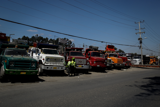 Caravana de camioneros hoy sale de Fontibón y llega al Bima Este viernes la Asociación Colombiana de Camioneros (ACC) celebra sus 25 años, por esta razón tiene prevista una caravana por algunas de las principales vías de Bogotá, así que tenga en cuenta los recorridos con el fin de evitar meterse a trancones.