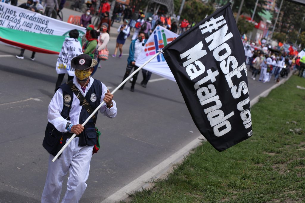 En los primeros 11 meses de 2021 asesinaron a 130 líderes sociales La Defensoría del Pueblo denunció este jueves, en el marco del Día Internacional de las Personas Defensoras de Derechos Humanos que en los primeros 11 meses de 2021, 130 líderes sociales han sido asesinados en el país. De los cuales 111 fueron hombres y 19 mujeres.