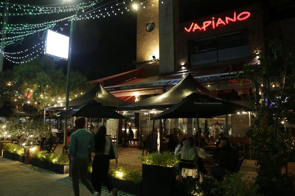 Del 16 al 23 de diciembre se celebra 'Bogotá Despierta' Ya estamos en la temporada navideña, y los bogotanos se preparan para hacer las compras que son tradicionales en esta época, es por ello que desde Fenalco ya se confirmó los días que habrá 'Bogotá Despierta'.