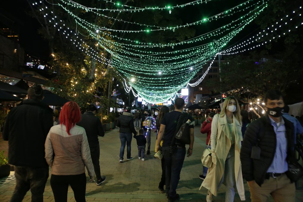 Del 16 al 23 de diciembre se celebra 'Bogotá Despierta' Ya estamos en la temporada navideña, y los bogotanos se preparan para hacer las compras que son tradicionales en esta época, es por ello que desde Fenalco ya se confirmó los días que habrá 'Bogotá Despierta'.