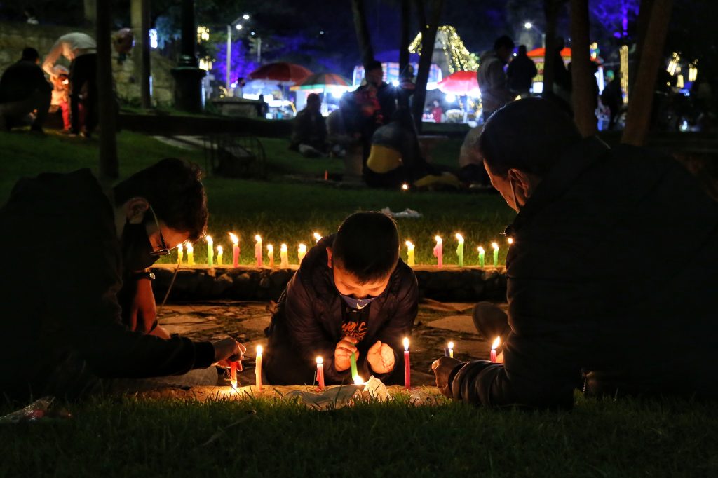 Mire la razón por la qué se celebra el Día de las Velitas 1 Mire la razón por la qué se celebra el Día de las Velitas Hoy 7 de diciembre, miles de colombianos encienden luces en las fachadas de sus casas para celebrar el Día de la Velitas, ¿qué hay detrás de está tradición?